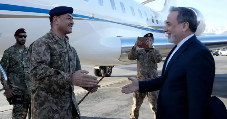 ইরানের পররাষ্ট্রমন্ত্রী আব্বাস আরাঘচি ও পাকিস্তানের সেনাপ্রধান আসিম মুনির